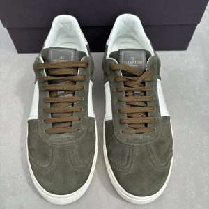 Valentino Flycrew ( INTRESSE KOLL )  - ett par väldigt eftertraktade & sällsynta flycrews i oliv grön || storlek EU 42 ( passar 43 ) || skick: 9/10 ( endast en nit saknas ) || vid köp medföljer box, dustbag, kuvert || hör gärna av er vid intresse!✌🏽🙌🏽