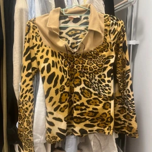 Snygg vintage leopard topp - Snygg vintage topp med leopard mönster och utsvängda armar. Passar xs-m