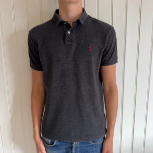 Ralph Lauren Piké - Ralph Lauren Pikétröja (Custom fit) | Size: L, passar kanske även M | Skick: 8,5/10, igensytt hål i nacken(se bild) Sista bilden på en av sidorna(tänks inte på vid användning) annars bra skick.  | Hör av dig vid frågor och funderingar | Vänliga hälsningar!