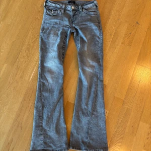 Lågmidjade jeans - Säljer dessa slutsålda ursnygga True Religon jeans i storlek 25! De är lågmidjade bootcut jeans i modellen JOEY LR FLARE FLAP🩷 De är knappt använda så de är jättefint skick! Skriv för fler bilder eller frågor🩷 Midejmått: 36/37cm Innerbrnslängd: 81cm Vida: 25cm Lågmidjade: 16cm
