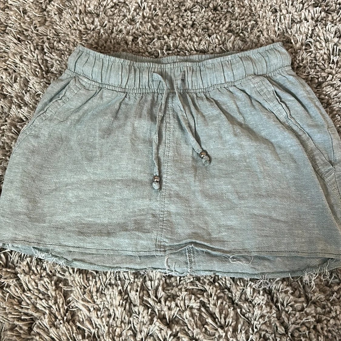 Ljusgrå kortkjol från Esmara