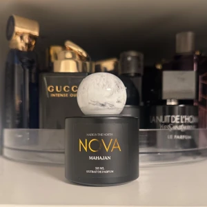 Nova Scents Mahajan Extrait de Parfum 50ml - En doft som bär med sig arvet av styrka och majestät, MAHAJAN skapar en oemotståndlig aura av sofistikerad charm.  Med en glödande öppning av honung och kanel, sveper MAHAJAN in dig i en omfamnande hjärtnot av osmanthus och labdanum. Denna förtrollande komposition landar i en kraftfull bas av vanilj och benzoin, vilket lämnar en oförglömlig avtryck som varar.  Noter: Toppnoter: Honung, kanel  Hjärtnot: Osmanthus, labdanum Basnoter: Vanilj, benzoin