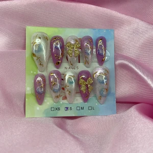 Tecna (S);Medium Stiletto;Curved - Snygga gelé press-on naglar i storlek S: 15 mm, 11,5 mm, 12 mm, 11 mm, 9 mm, med lila och vita nyanser, dekorerade med handmålade blommor, skimrande yta och detaljer i guld. Några naglar har glittriga guldrosetter. 