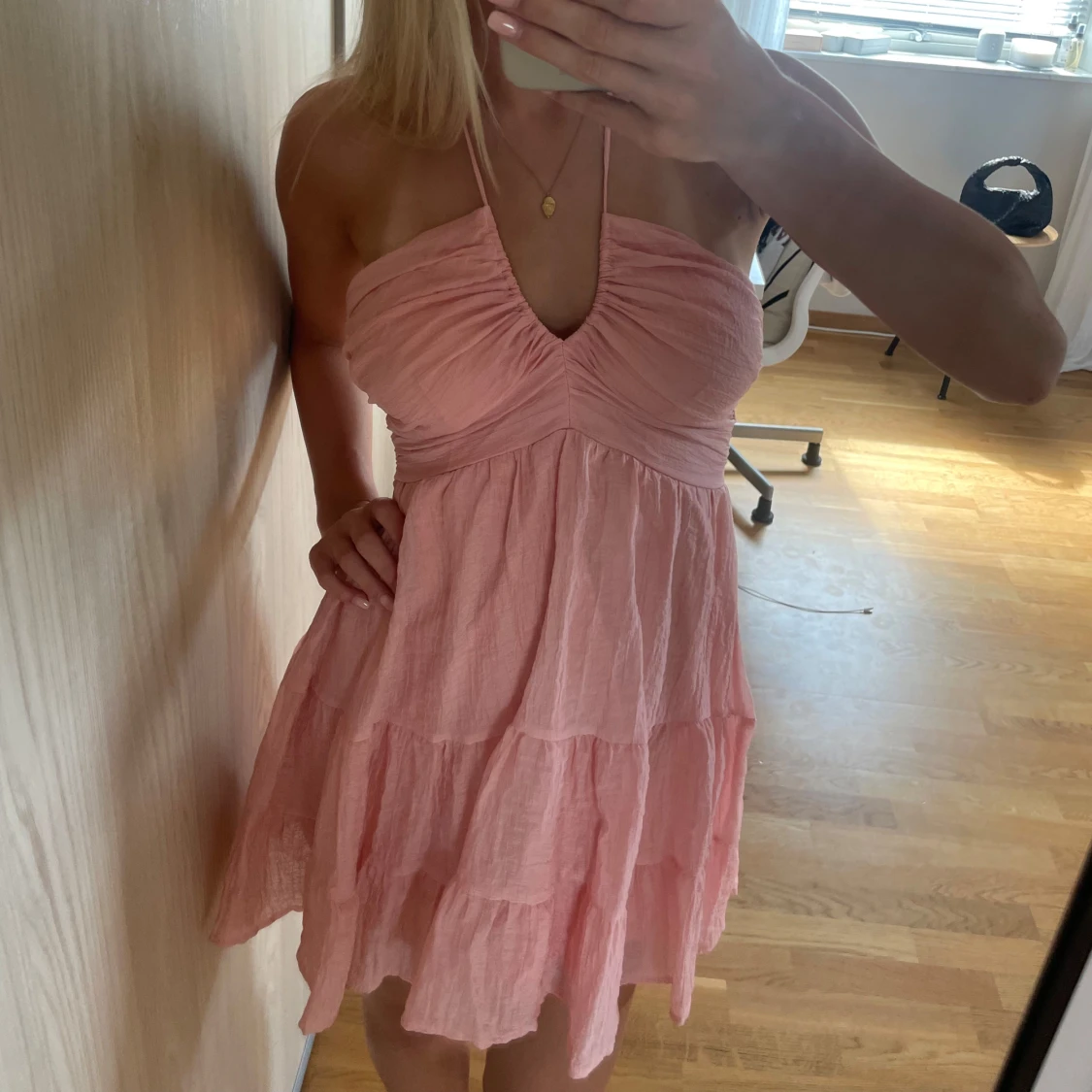 Ljusrosa kort klänning från design by Amor 