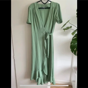 Ljusgrön omlottklänning - Supersöt klänning i strl S. Endast använd 1 gång. Köpt på bubbleroom för 599kr 