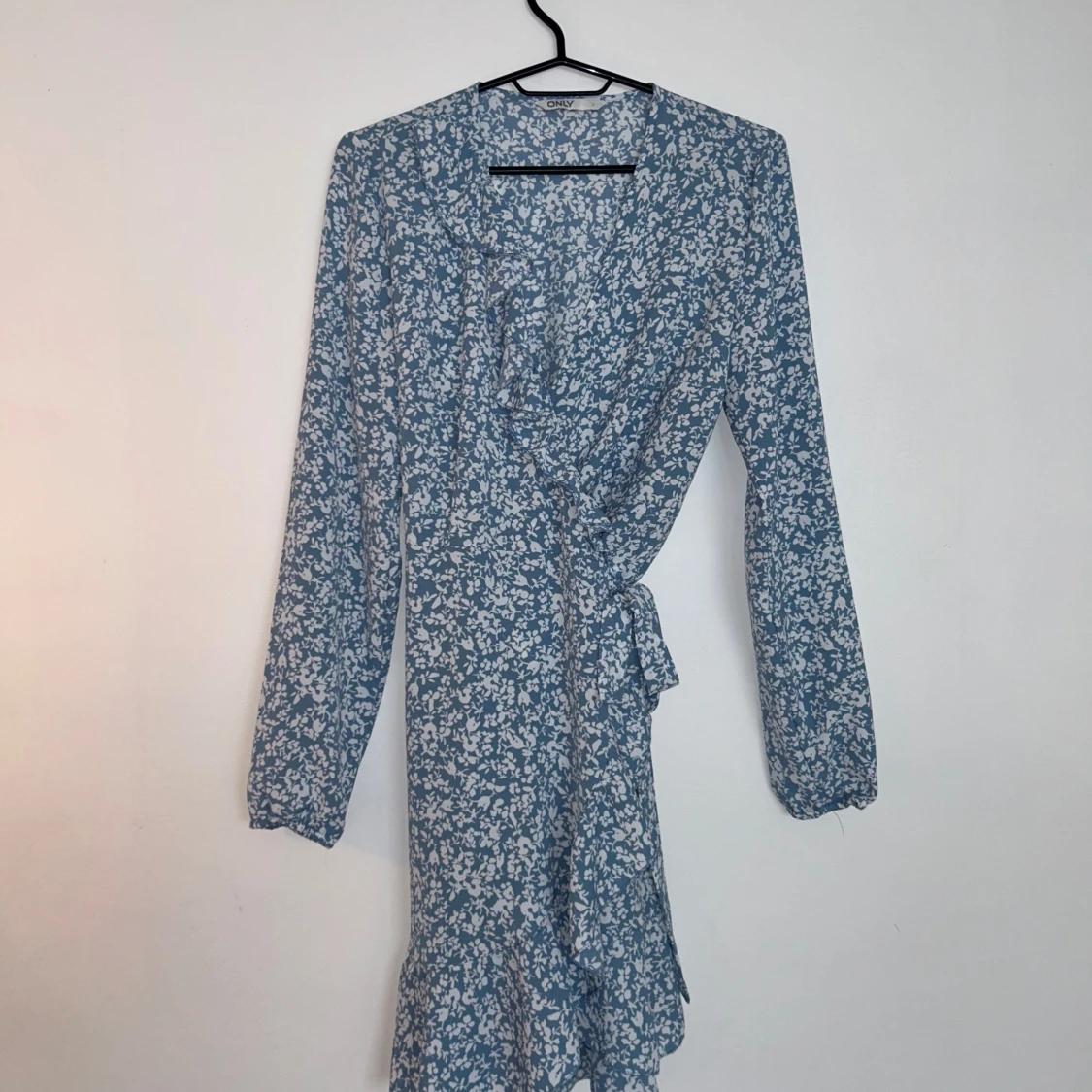 Blå blommig omlottklänning från ONLY