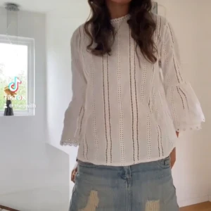 Vit blus med spetsdetaljer - Supersöt vit blus med broderade spetsdetaljer och vida trekvartsärmar. Storlek xs