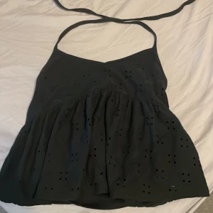Svart ärmlös linnetopp Hollister - Supersöt svart linnetopp från Hollister i storlek XS. Toppen har tunna axelband, v-ringning och ett flowy fall. Materialet är bomull med små broderade hål som ger en luftig känsla🙌🏼 men har ett extra lager så man ej ser igenom hålen💕 priset kan såklart diskuteras🙌🏼💕