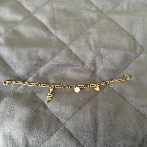 Armband  - Två guldiga armband som är i ett mycket bra skick 