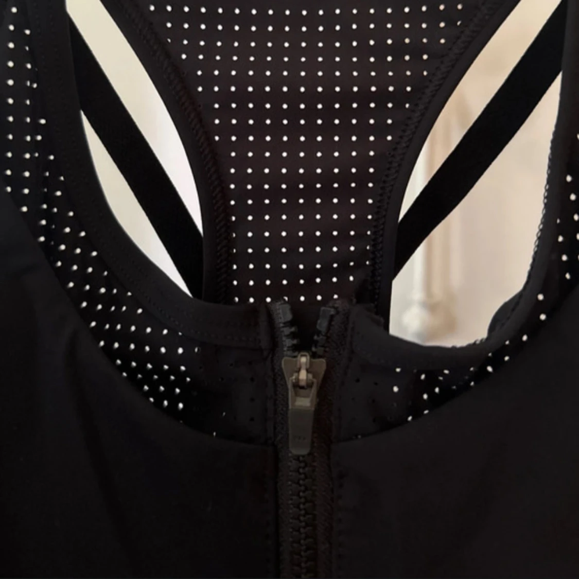 Svart sportig linnetopp med dragkedja - 1