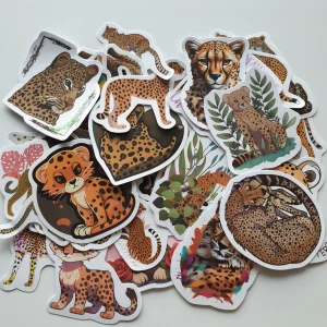 30st Cheetah Stickers Collection - En färgglad och lekfull samling klistermärken med geparder i olika stilar – från söta tecknade figurer till realistiska illustrationer. Perfekt för att dekorera laptops, mobilskal eller anteckningsböcker och visa din kärlek till vilda djur!