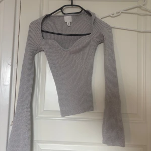 Glittrig silver ribbad topp H&M - Glittrig ribbstickad tröja ifrån Hm, aldrig andvänd då dem skickade fel färg i posten och jag ej orkade att returnera paketet🌸
