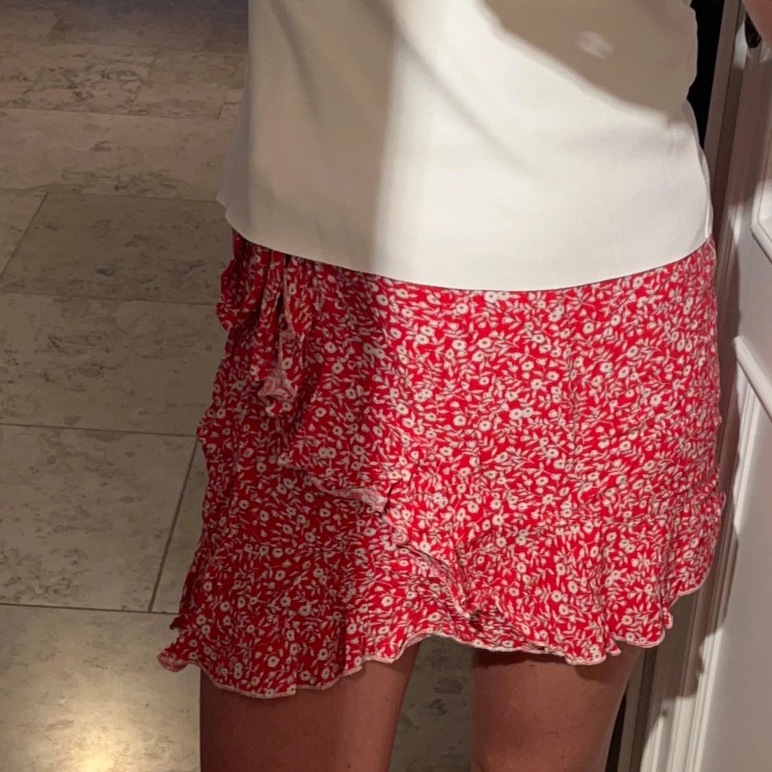 Röd blommig volangkjol med knyt