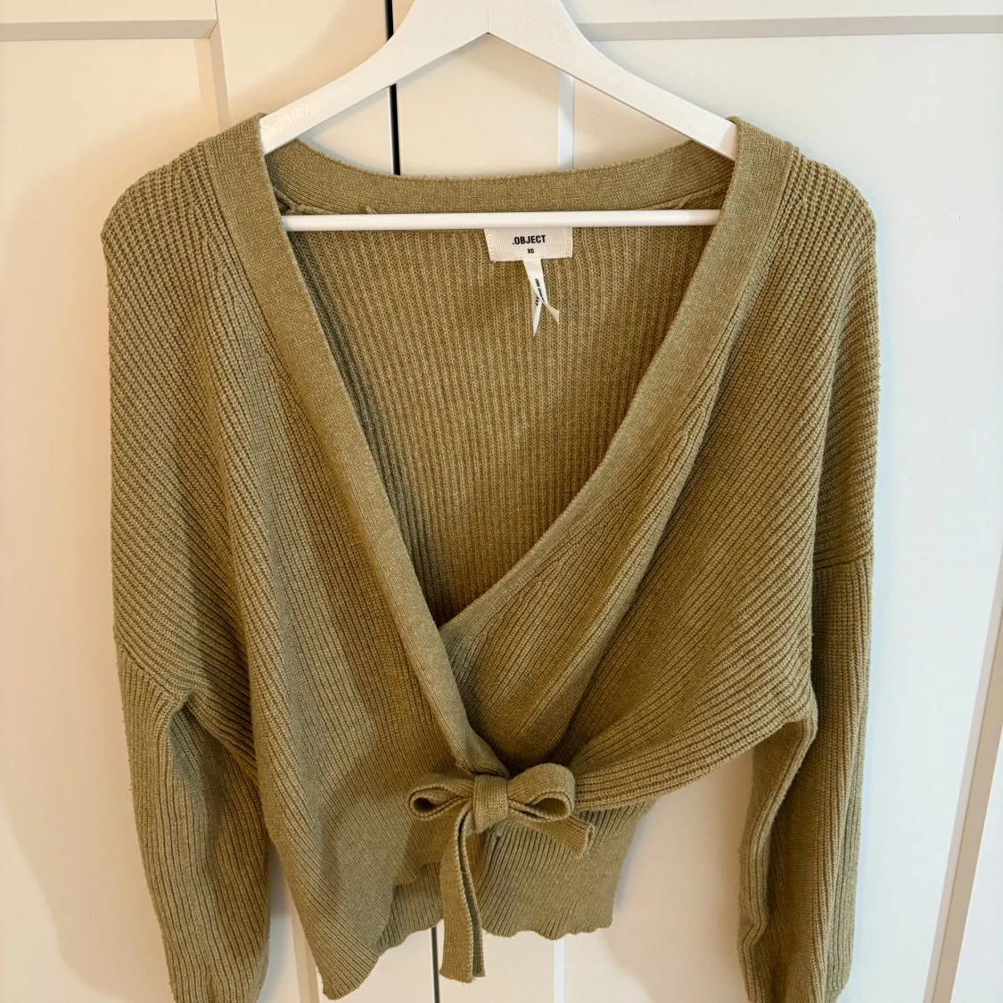 Olivgrön omlottkofta från Object 