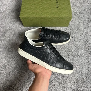 Gucci skor - •9/10 skick - nya✅ •Storlek - 42📏 •Inkluderat - skor, låda👟 •Fraktar - inom 24h📦