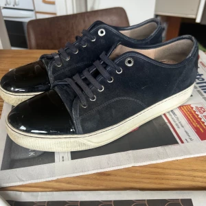 Lanvin cap toe uk9 - Lanvin cap toe sneakers, storlek uk9 motsvarar ungefär 43-44. Skick 7/10 