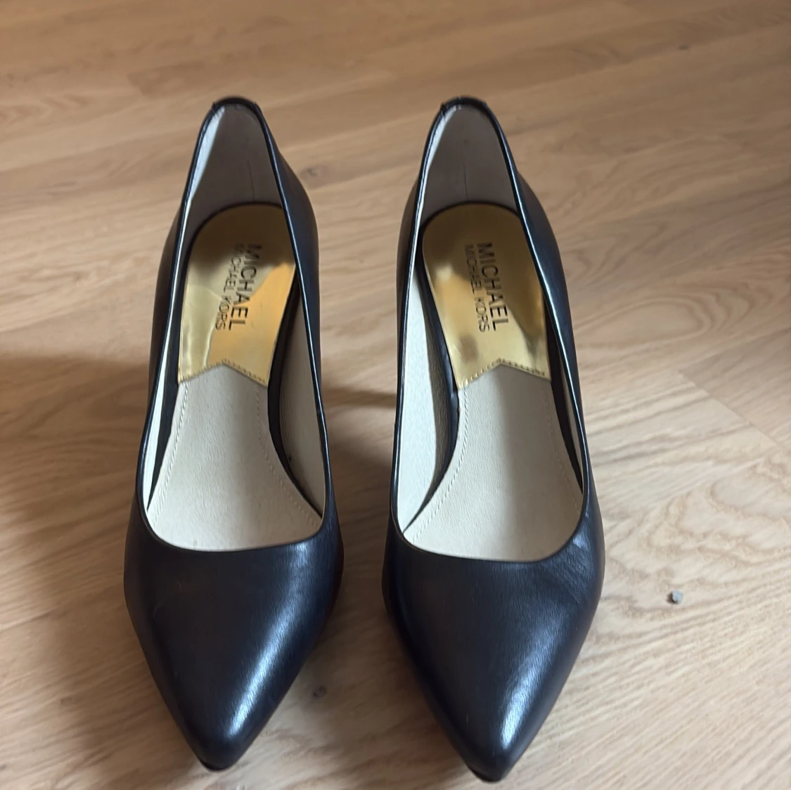 Svarta pumps från Michael Kors