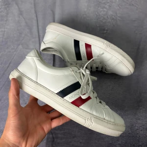 Moncler skor - Moncler skor i storlek 42. Skorna är i fint skick och använda fåtal gånger. Inget og medföljer tyvärr.
