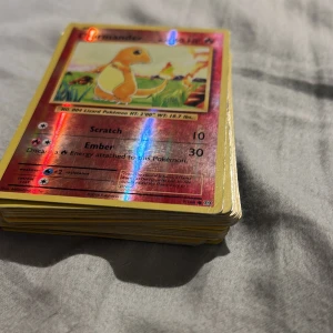 Pokémon kort - Säljer en bunt med common pokemonkort. Har ingen aning på värdet så jag gissar på runt 200kr😊