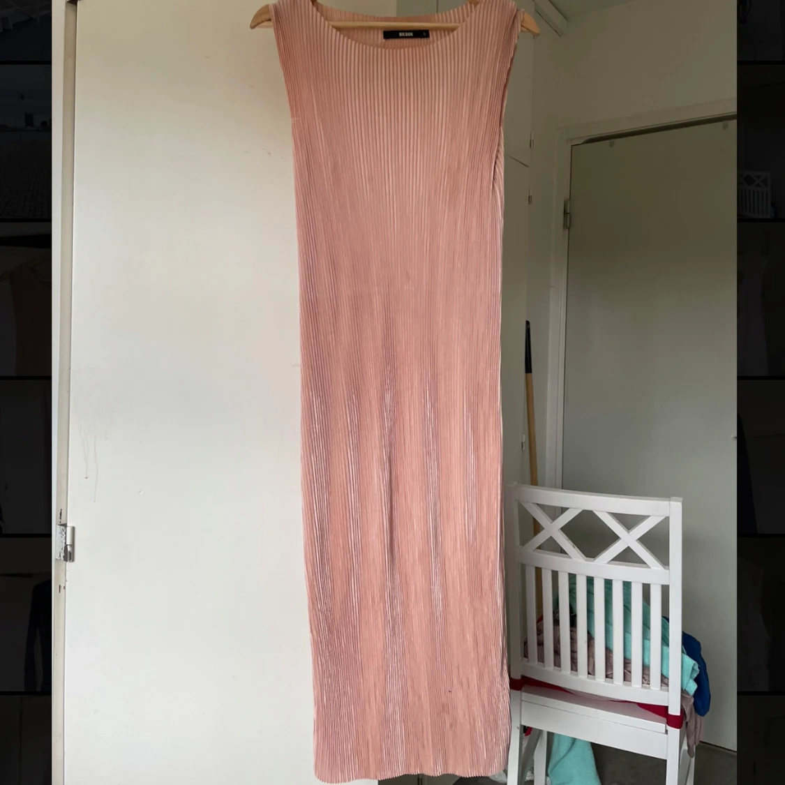 Plisserad rosa långklänning Bik Bok - 1