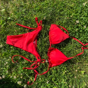 Röd bikini - Jättefin röd bekini med kuddar i överdelen. Endast testad💕Men har inte kvar kvittot
