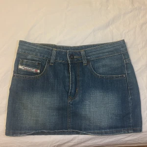 Blå vintage  jeanskjol från Diesel, - Säljer min mammas gamla jeanskjol. Står storlek M men passar verkligen mer som S! 💕💕 kan såklart sänka pris med snabb köp!