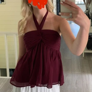 Nelly topp - Superfin ärmlös topp från Nelly som inte längre finns i sortimentet! Använd endast 2 gånger så är i princip i nyskick. Är i storlek 38/M men fungerar okej för mig som har storlek S annars, kan glida ner lite men har ändå fungerat att använda. 💕