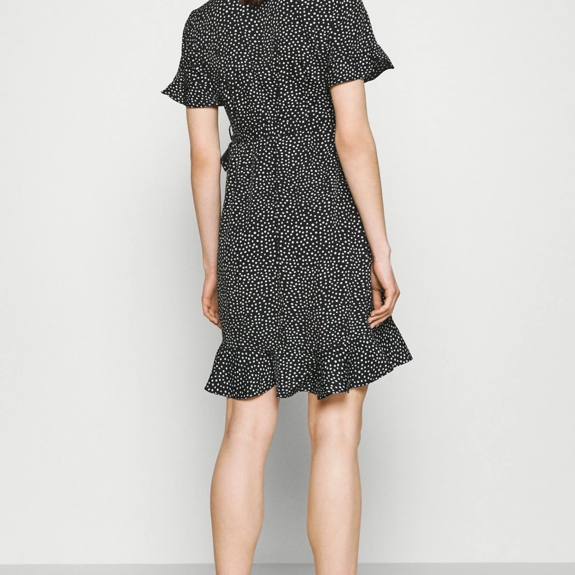 Svart vit prickig omlottklänning  - 1