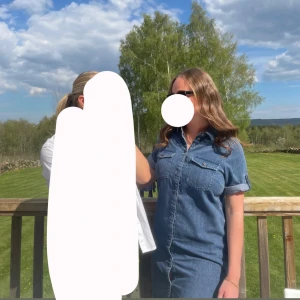 Jeansklänning med kort ärm och knappar - Snygg jeansklänning från vero moda i klassisk blå denim. Använd 2 gånger och är i storlek S 💙