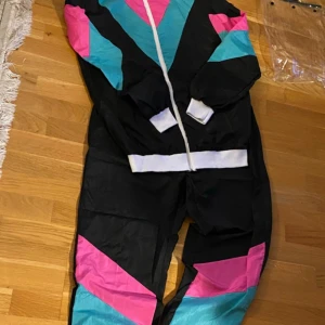 Maskerad! Utklädningskläder! 80-talet!  - Ett set med byxor och jacka i 80 tals stil! Använt vid 1 tillfälle! Resår i midjan på byxorna. 