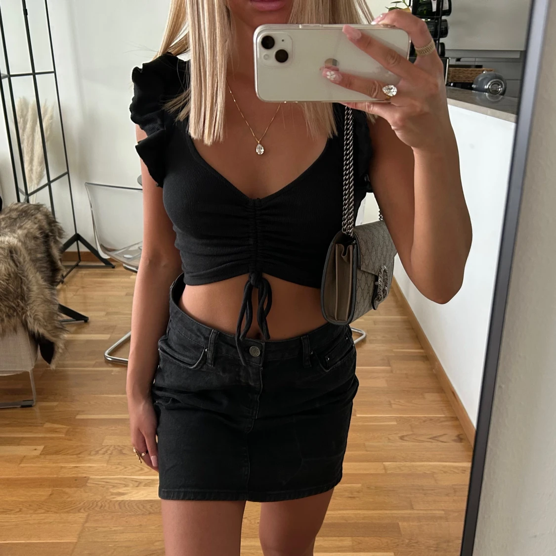 Svart croppad topp med volangärmar