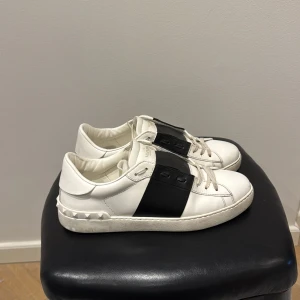 Valentino open - Valentino open skor. Färg svart. Storlek 42 passar 43. Medföljer box dustbags och nya extra snörren. Skick 8/10, skulle säga 9/10 efter snörrena har byts ut.