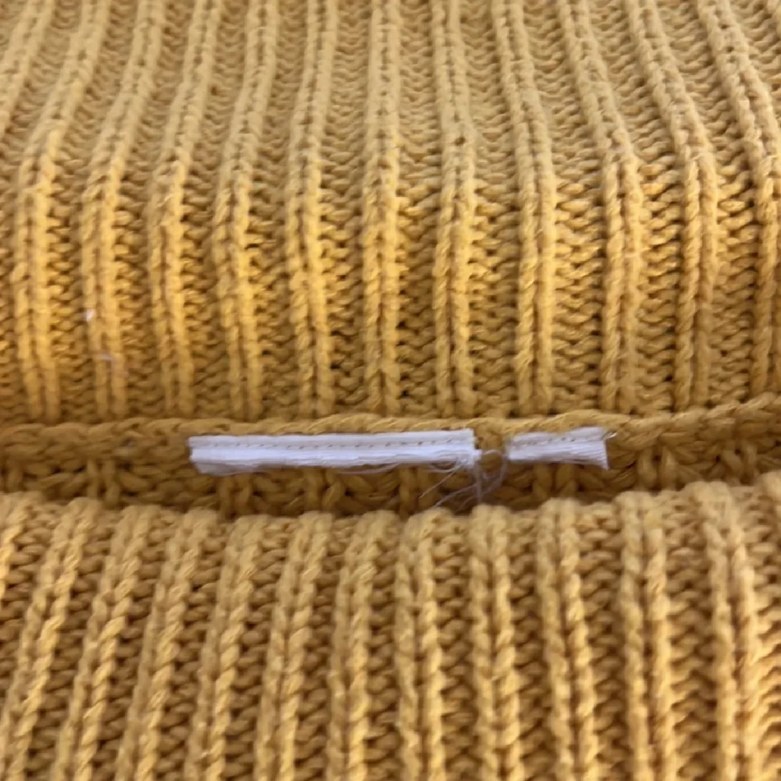 Gul offshoulder stickad tröja - 2