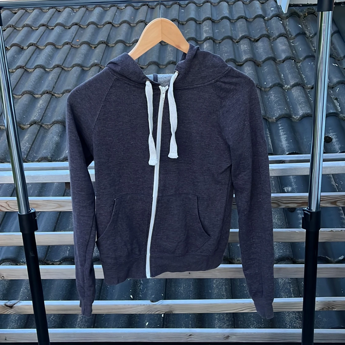 Mörkgrå hoodie från Atmosphere