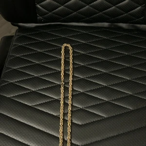 Guldfärgat kedjehalsband - Säljer ett snyggt halsband i guldfärg med en robust kedja och detaljerade länkar. Perfekt för att ge din outfit lite extra edge och stil. Längden är medellång och kedjan har ett coolt, iögonfallande mönster.