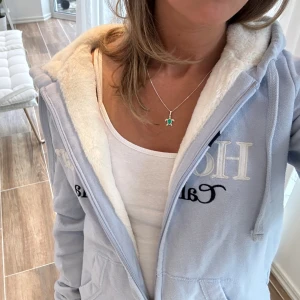 Hollister zip med foder  - En zip med mjukt foder från Hollister i storlek S. Tröjan kan upplevas som oversize. Överlag är tröjan i väldigt fint skick. Jag skickar alltid inom 24h! Se fler liknande zip tröjor i min profil! E31