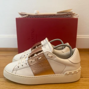 Valentino open sneakers  - Säljer nu dessa fina valentino open skor | Super fint skick | Storlek 36 | Kommer med box,dustbag,extra nya snören, Valentino kort, kvitto | Hör gärna av er vid frågor eller funderingar 