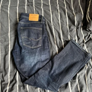 Mörkblå jeans från Jack & Jones - Snygga mörkblå jeans från Jack & Jones. Jeansen har rak passform  med stretch komfort. Perfekta till en enkel t-shirt eller hoodie.
