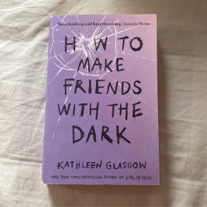 How to Make Friends with the Dark - En gripande och rå roman om att hantera sorg och hitta sig själv när livet vänds upp och ner. Perfekt för unga vuxna som gillar känslosamma berättelser om att växa upp och möta svåra utmaningar.