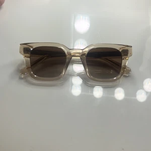 Beige CHIMI solglasögon - Säljer dessa snygga solglasögon från CHIMI med transparent beige båge. Modellen är 04. Kommer med originalfodral. Endast använda få gånger och ser nya ut.