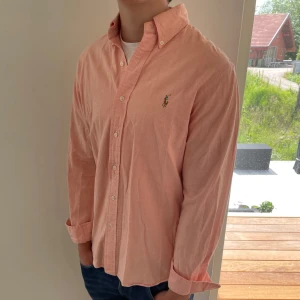 Polo skjorta  - Säljer nu denna Polo Ralph lauren skjorta, skriv för fler bilder/frågor🙌🏼