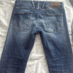 Blå Replay jeans slim fit - Säljer ett par snygga blå Replay jeans som tyvärr inte passar mig. Priset kan diskuteras och om mått eller bilder skriv gärna!