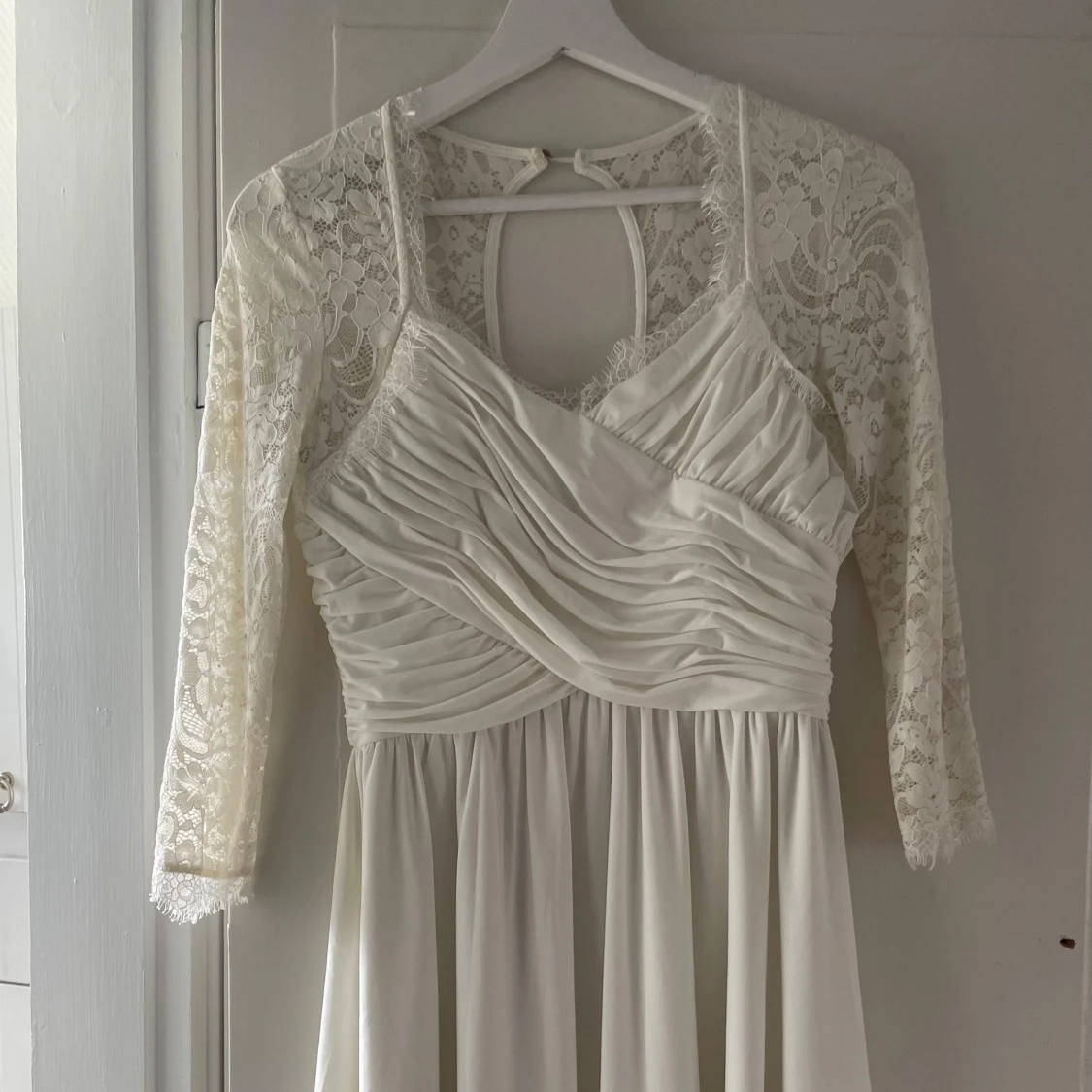 Vit spetsklänning med trekvartsärm - 1