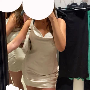 Champagnefärgad satinklänning - Superfin och lyxig satinkkänning🥂 verkligen inte använd mycket så väldigt bra skick!🩷