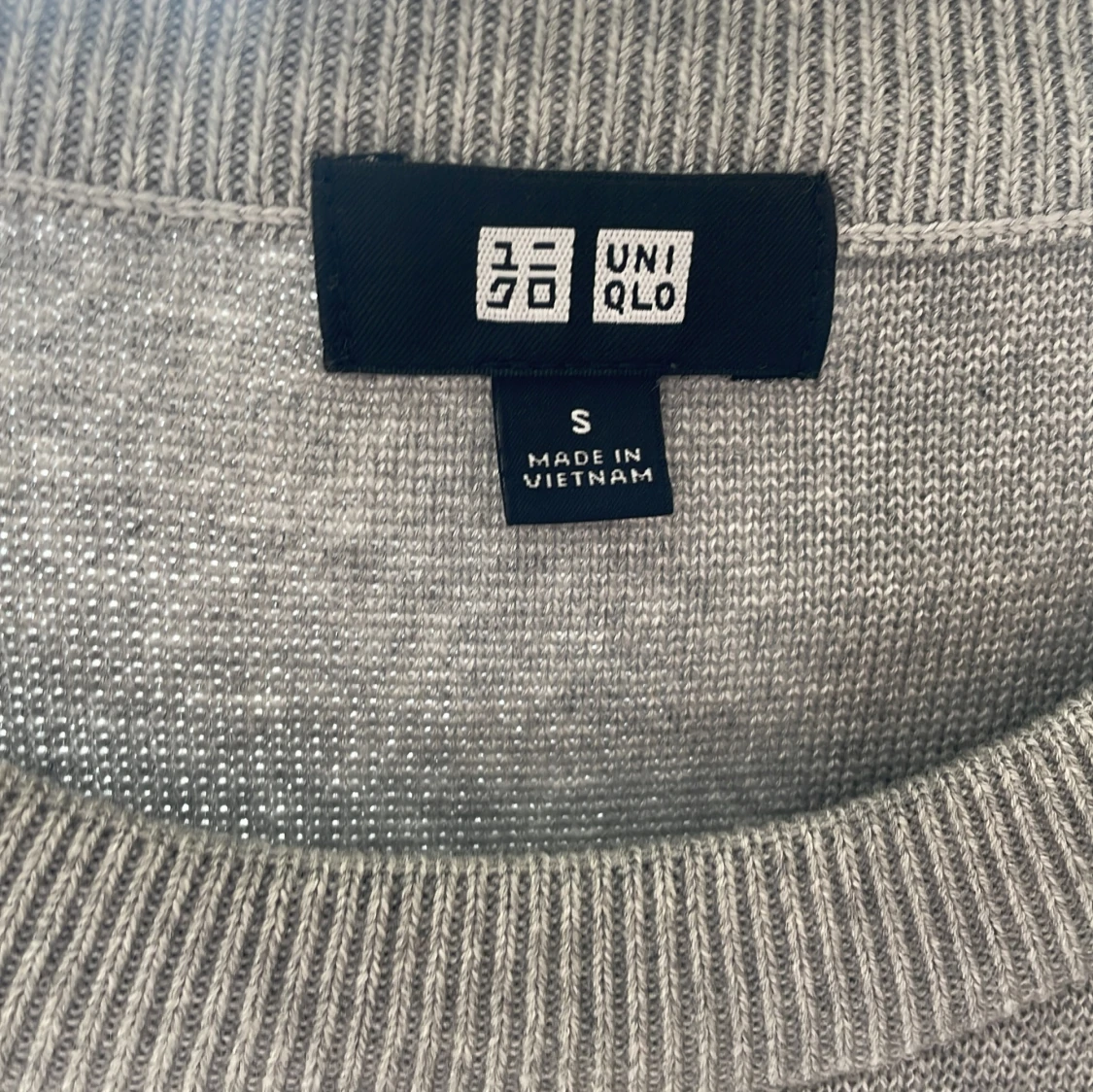 Beige och grå stickad tröja ifrån uniqlo 1 för 400 2 för 750 - 2