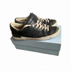 Philippe Model Sneakers - Otroligt fina Svarta Philippe Model i okej skick! Storleken 44 men passar även 43. Tveka inte att höra av dig vid frågor och funderingar! 