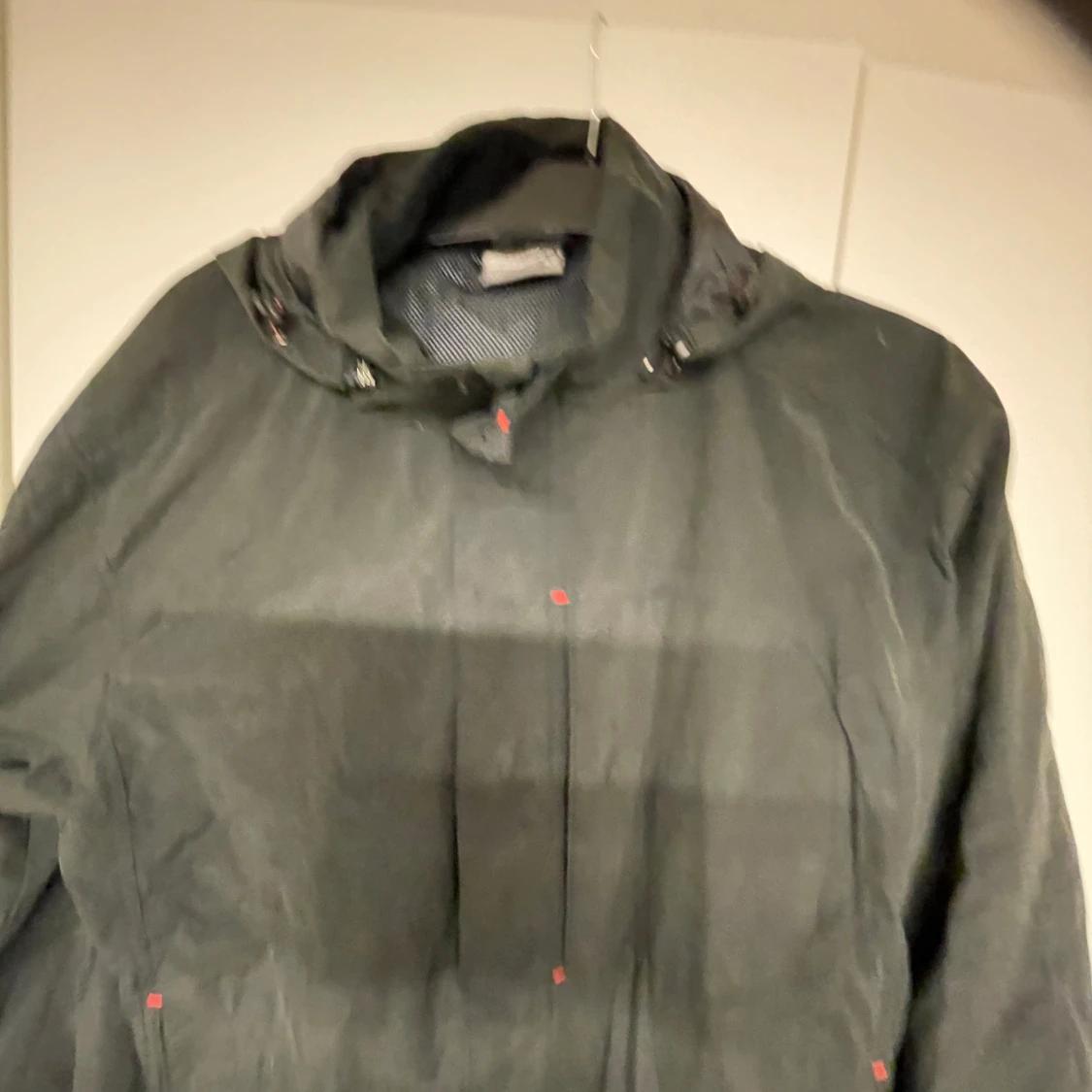 Svart vindjacka med huva - 2