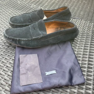 Prada loafers  - Säljer nu dessa Prada loafers, skriv för fler bilder/frågor🙌🏼