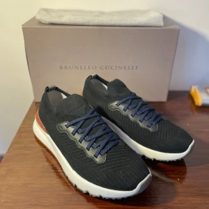Brunello Cucinelli Knitrunners - Nypris 10 064 kr. Helt nya aldrig har aldrig använt de.
