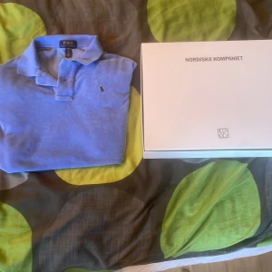 Ralph Lauren pike (Frotté) / XL (18/20) - Tjena jag säljer denna stilrena pikén i nytt skick utan defekter perfekt till sommaren (köpt hos NK). Kontakta om intresse! Ny pris 1550! 